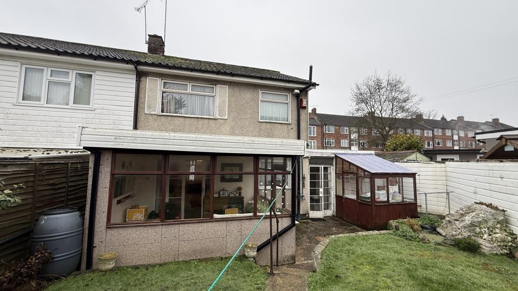 Lot: 160 - VACANT SEMI-DETACHED HOUSE REQUIRING MODERNISATION - External image of rear of property from garden